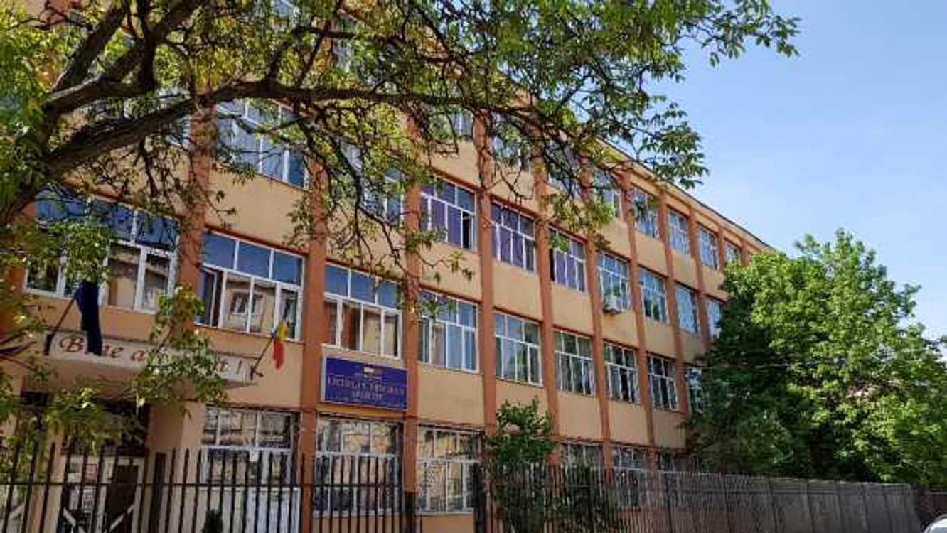 Profesorului i s-a suspendat contractul de muncă