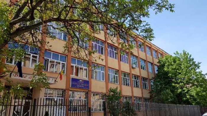 Profesorului i s-a suspendat contractul de muncă