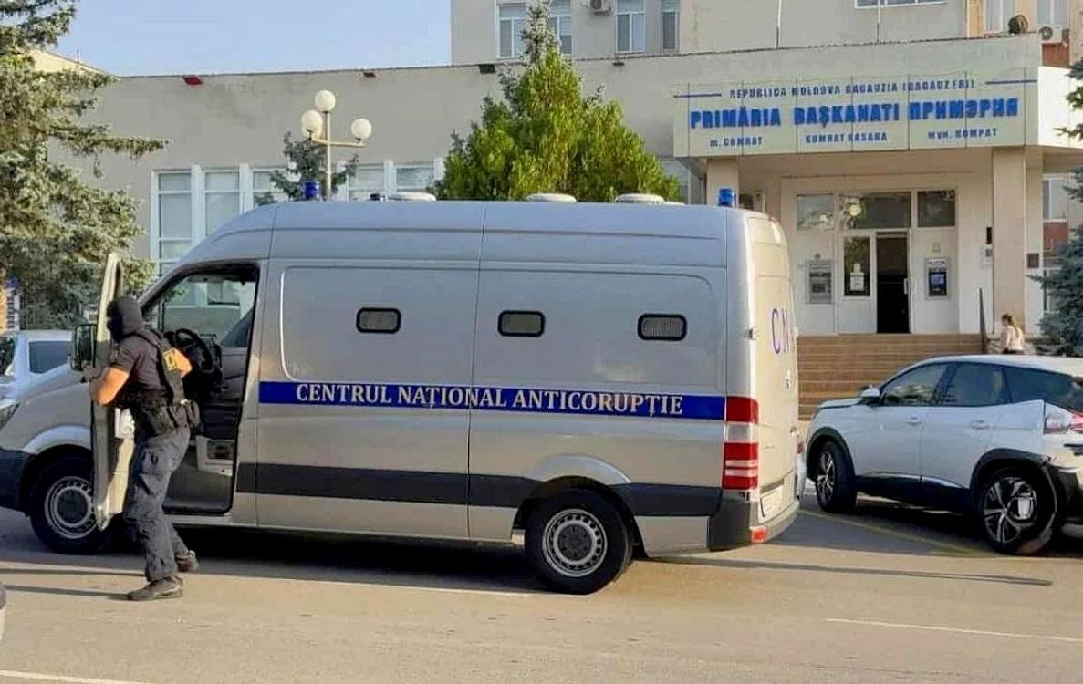 Percheziții au avut loc și la Primăria municipiului Comrat, localitate din Găgăuzia. FOTO: Cna.md