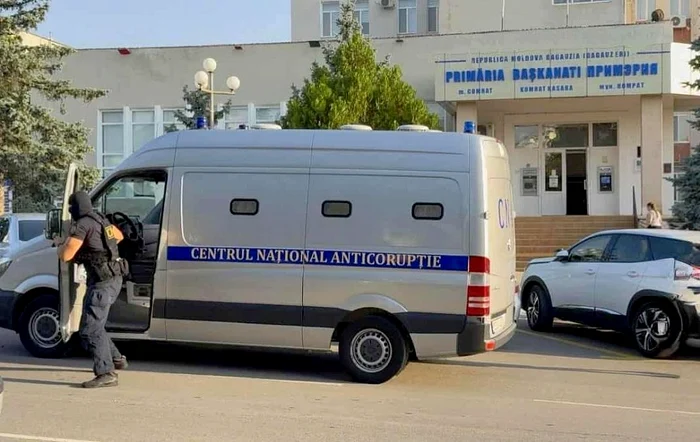 Percheziții au avut loc și la Primăria municipiului Comrat, localitate din Găgăuzia. FOTO: Cna.md