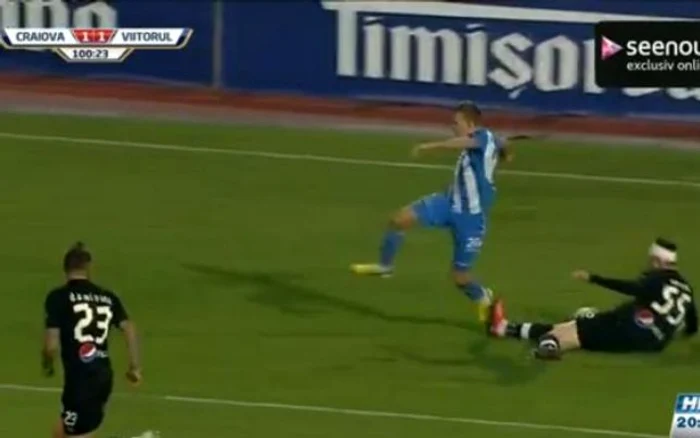 
    Bancu (albastru) e atacat violent de Şeroni  