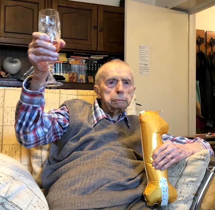 
    Alexandra Dobre, directorul CSMB, alături de Dumitru Comănescu, când i-a oferit premiul în cadrul proiectului ”Vieți Centenare”  