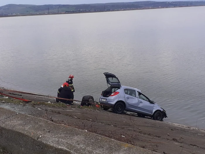 O maşină a sărit peste dig într-un lac de acumulare de pe râul Olt, în Vâlcea: Un pasager a murit, iar şoferiţa a supravieţuit Foto ISU Vâlcea