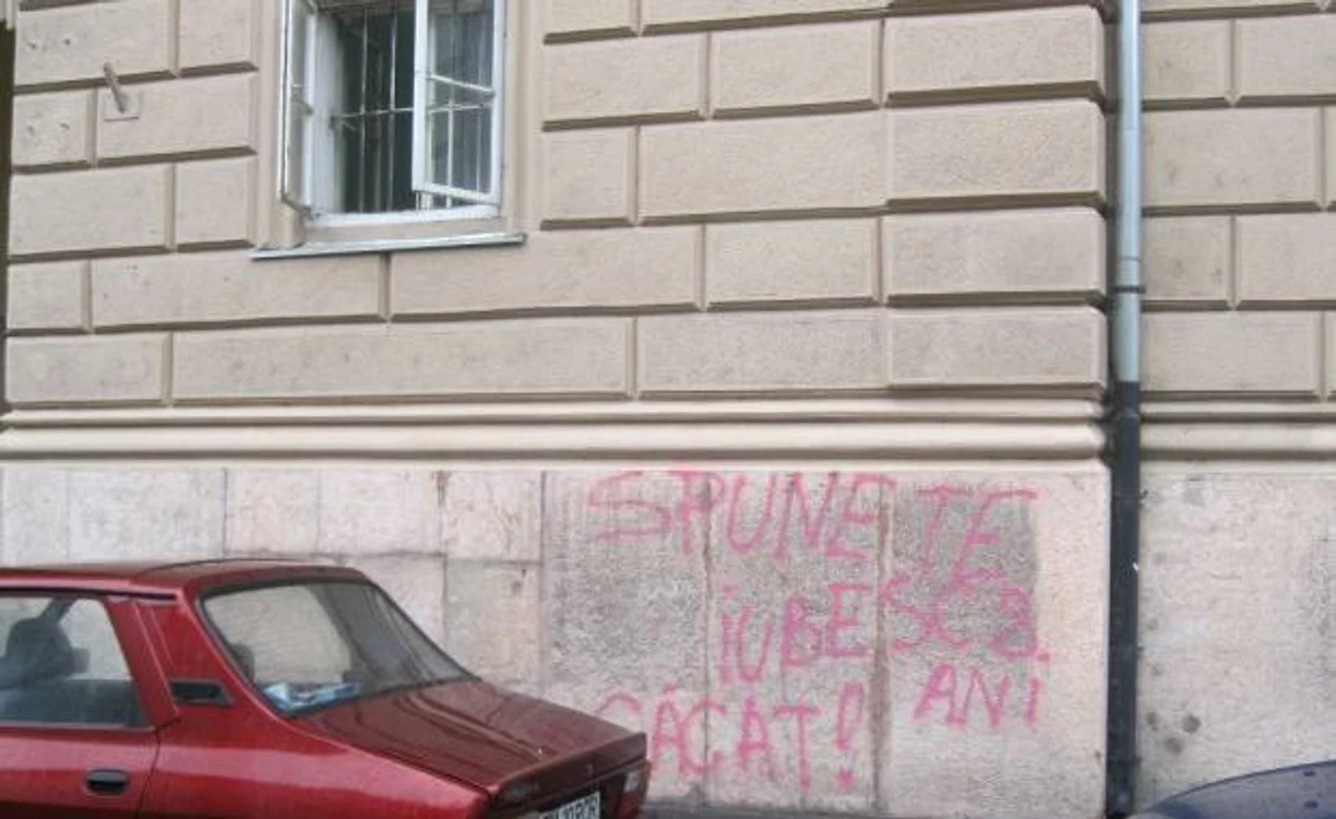 Mesajul scris pe pereţii tribunalului