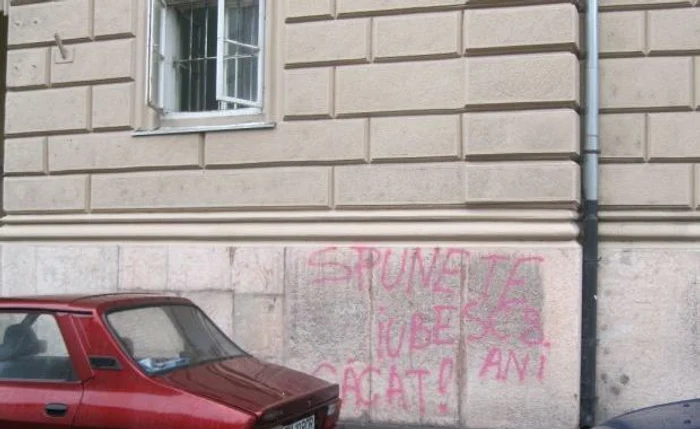 
    Mesajul scris pe pereţii tribunalului  