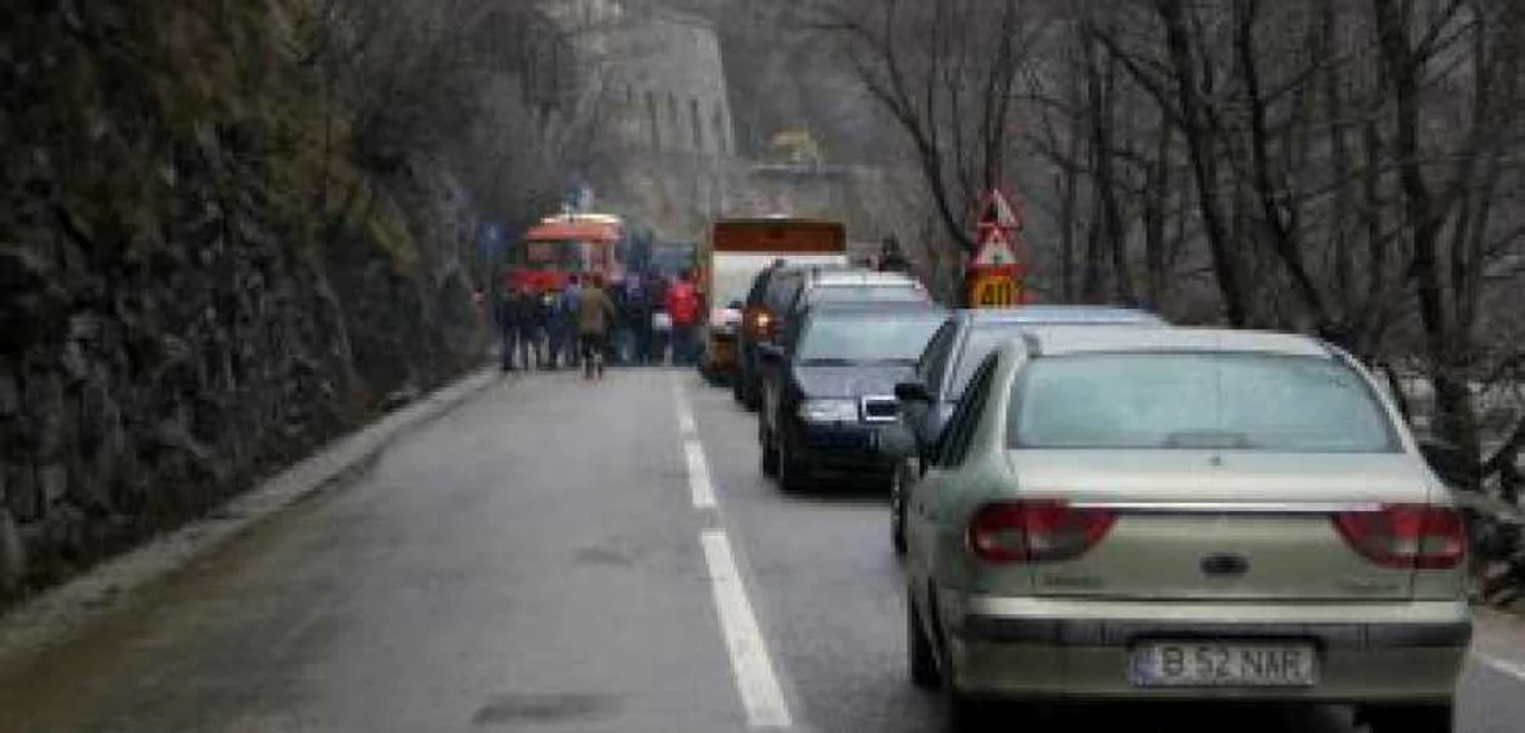Traficul pe Valea Oltului e îngreunat de căderile de stânci