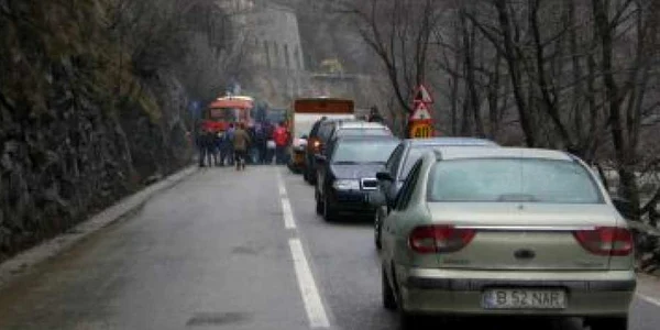 Traficul pe Valea Oltului e îngreunat de căderile de stânci