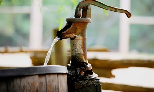 Principiul de extragere al apei din pa╠énza freatica╠å folosind pompa submersibila╠å jpg