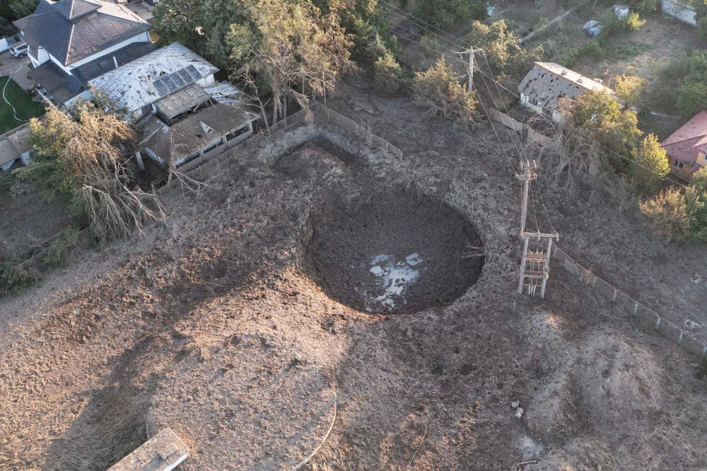 Imagini uluitoare după explozia de la Amara: craterul perfect rotund se întinde pe zeci de metri