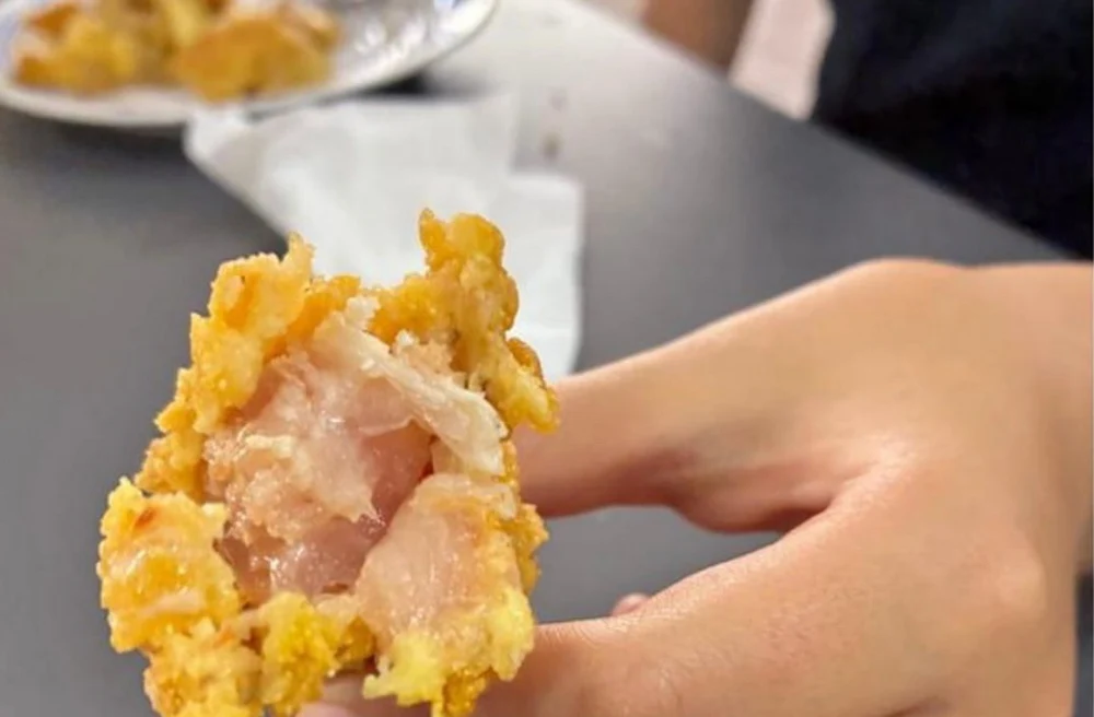 Crispy de pui crud, servit elevilor unui liceu din Oradea. Părinții sunt revoltați: „Nu vreau să mai plătesc pentru prânzul acesta”