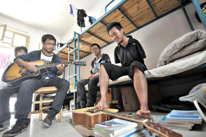 A învăţat să cânte la chitară cu picioarele la fel de bine ca un om normal cu mâinile