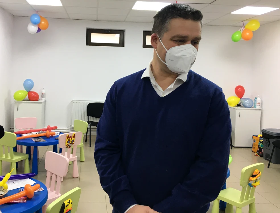 Primarul Ciprian Ciucu ne arată sala de așteptare veselă și colorată a centrului de vaccinare