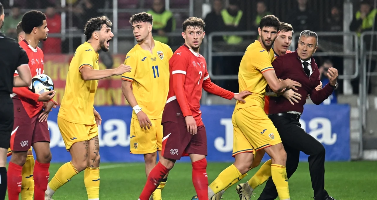 Pancu (dreapta), eliminat după ce a vrut să bată arbitrul la meciul cu Elveția. Foto Sportpictures