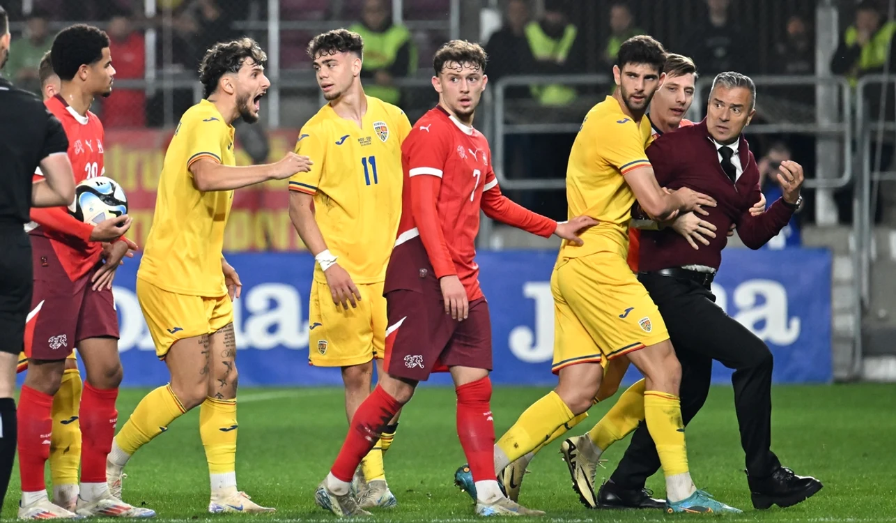 Daniel Pancu (vișiniu), deranjat de deciziile de arbitraj (FOTO: Sportpictures)