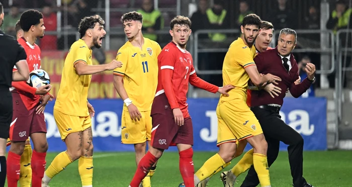 Pancu (dreapta), eliminat după ce a vrut să bată arbitrul la meciul cu Elveția. Foto Sportpictures