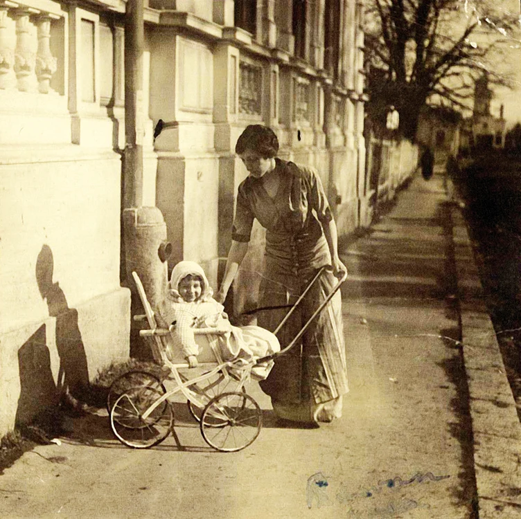 1914 tinca djuvara cu primul copil razvan bucuresti jpg jpeg