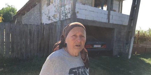 Oamenii se tem că stâlpii de electricitate se pot părbuşi peste case