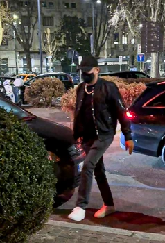 Actorul a fost fotografiat în fața cublului Red Room din centrul orașului Milano (foto: Profimedia)