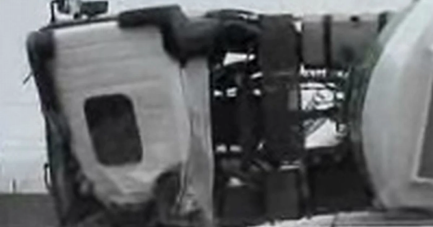 Remorca a alunecat şi s-a răsturnat pe şosea