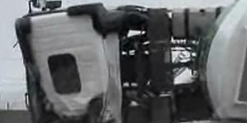 Remorca a alunecat şi s-a răsturnat pe şosea  