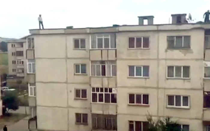 Iulie. A vrut să se  arunce de  pe bloc