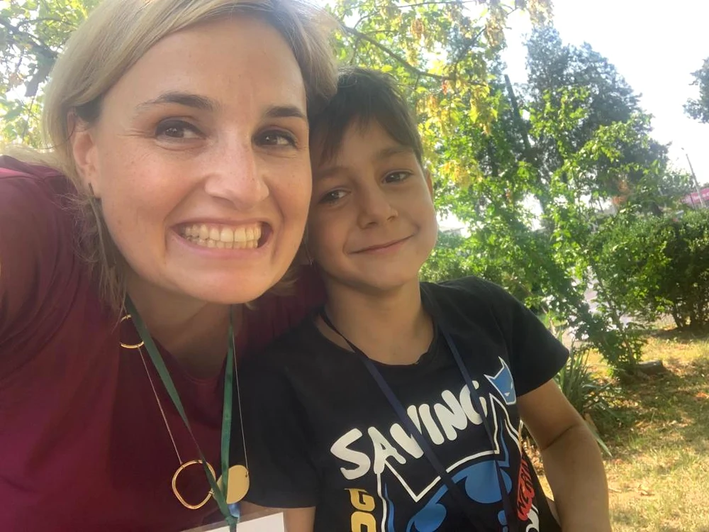 Sorana Radu și unul dintre micii ei elevi FOTO arhiva personală