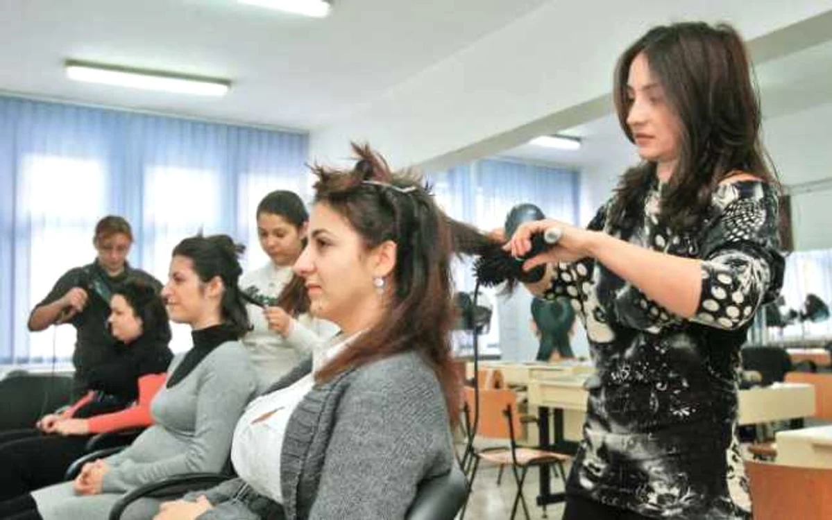 Cursurile de frizer şi coafor sunt încă organizate la agenţiile de şomaj, deşi ofertele din domeniu au dispărut de pe piaţa muncii
