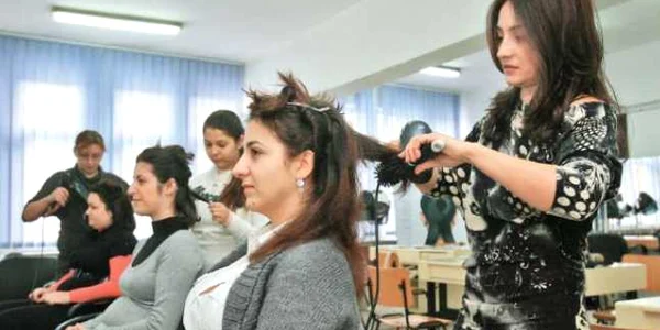Cursurile de frizer şi coafor sunt încă organizate la agenţiile de şomaj, deşi ofertele din domeniu au dispărut de pe piaţa muncii