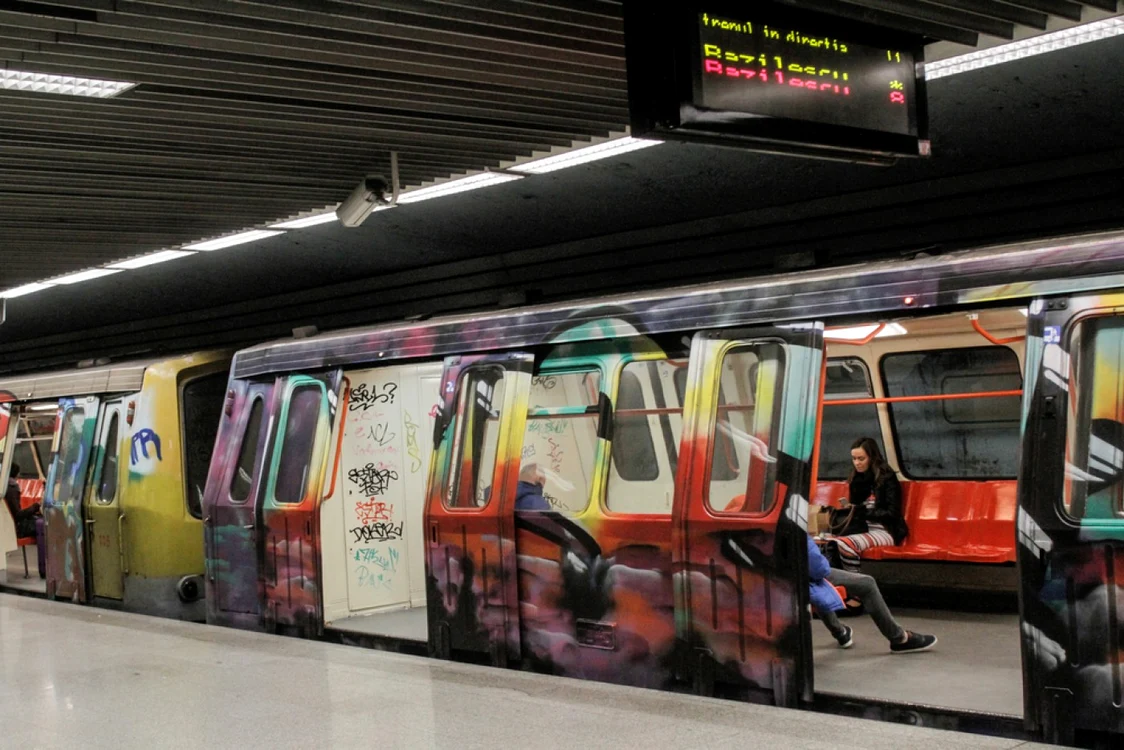 Tren de metrou tip IVA care circulă pe linia M4 Foto Shutterstock