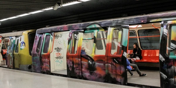metrou vechi graffitti magistrala gara de nord 2 straulesti vagon IVA foto Shutterstock