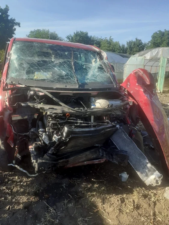 Cinci persoane care se aflau în microbuz au fost rănite grav FOTO ISU Călăraşi