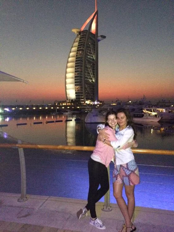 Mirela Popa, alături de o bună prietenă, în vacanţă