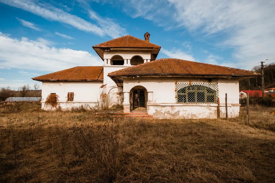 Conacul unde a locuit unul dintre apropiații Regelui Carol al II-lea, scos la vânzare