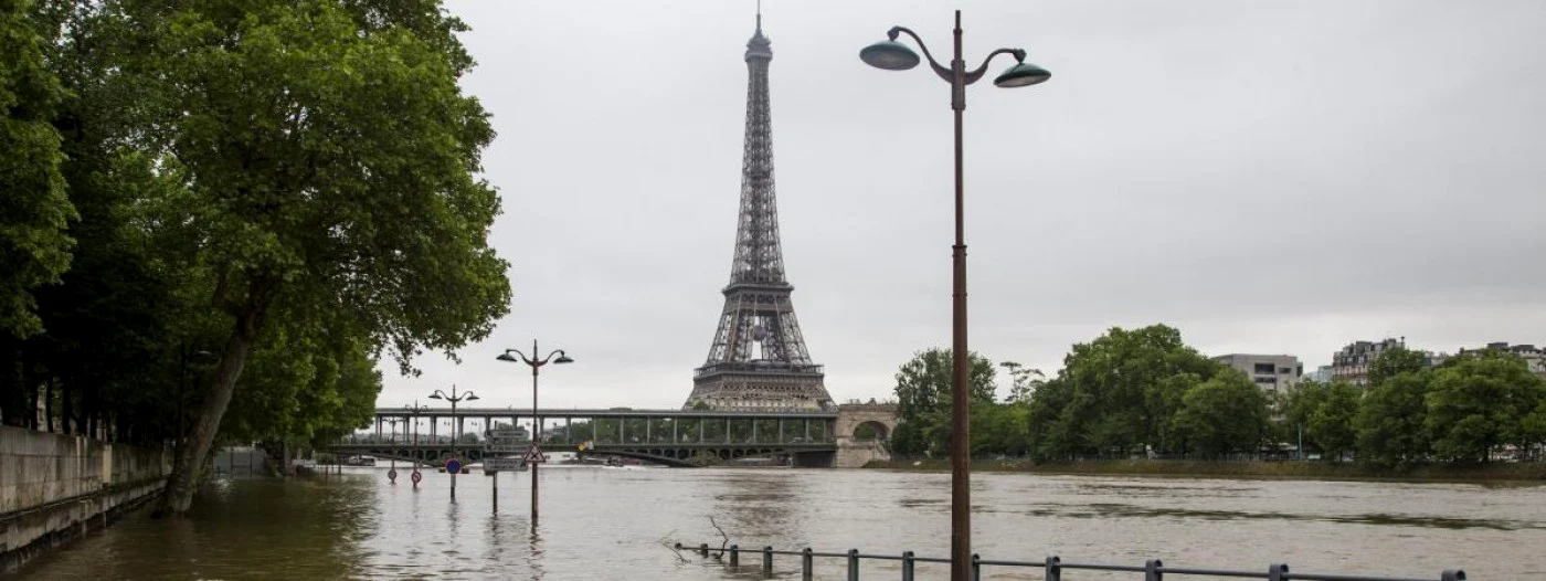 Turnul Eiffel, cu picioarele în apa