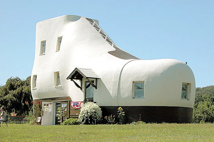 Nigeria. Când eşti pasionat de călătorii şi de zborul cu avionul, îţi transformi casa într-un Boeing. Vila se află în Abuja, Nigeria şi e unică în lume