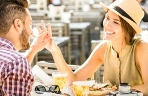 Bărbaţii sunt atraşi şi adoră femeile cu idei, care au ceva de spus, cu pasiuni şi viaţă propriefoto: 123RF