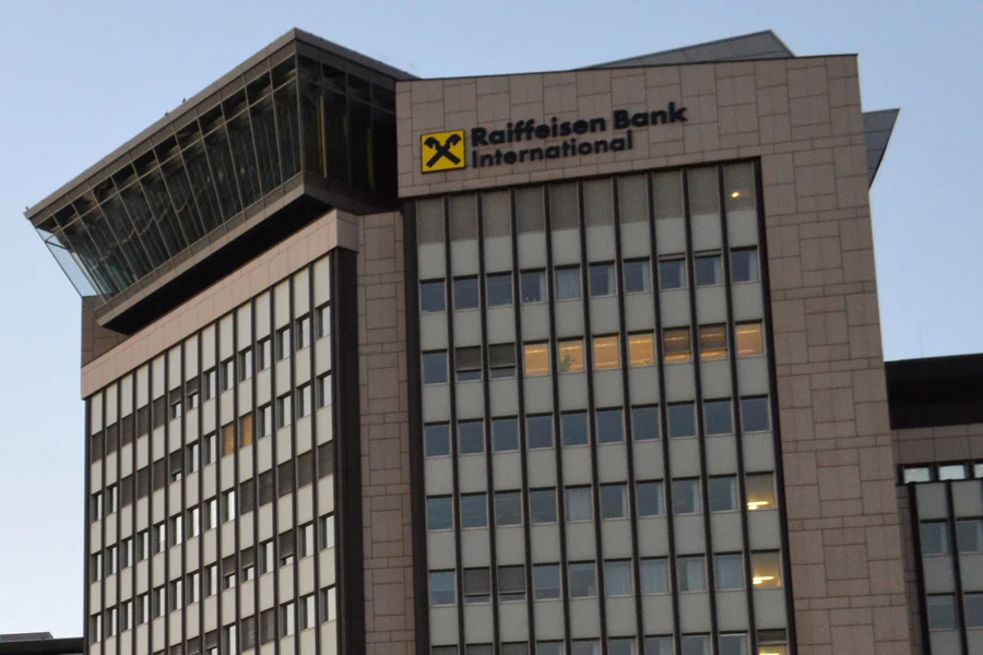 Raiffeisen Bank este aproape de finalizarea preluării Garanti Bank România