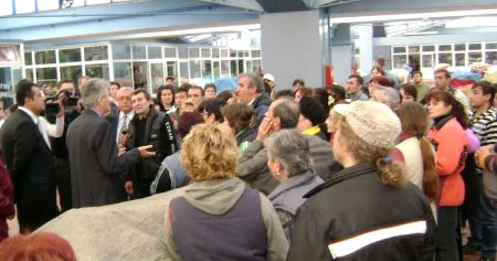 Pieţarii şi-au închis tarabele şi şi-au strigat nemulţumirile