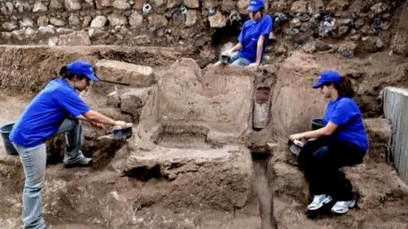 Romanii se răcoreau la piscină după ce omorau evrei jpeg