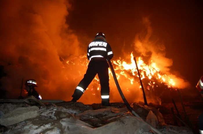 Pompierii s-au luptat două ore cu flăcările. FOTOArhivă.