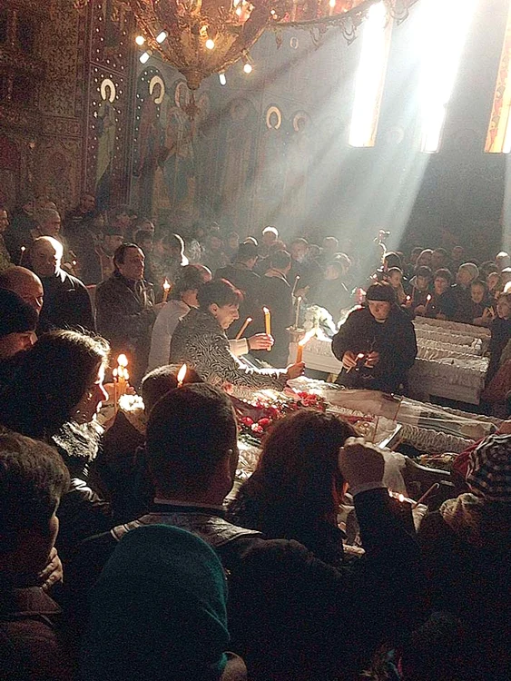 Sute de oameni au aprins lumânări la căpătâiul copilașilor 