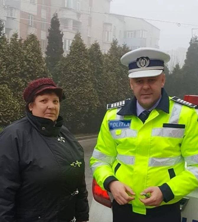 Femeia care a găsit banii i-a anunţat pe poliţişti FOTO: Facebook/ Traffic Police.RO