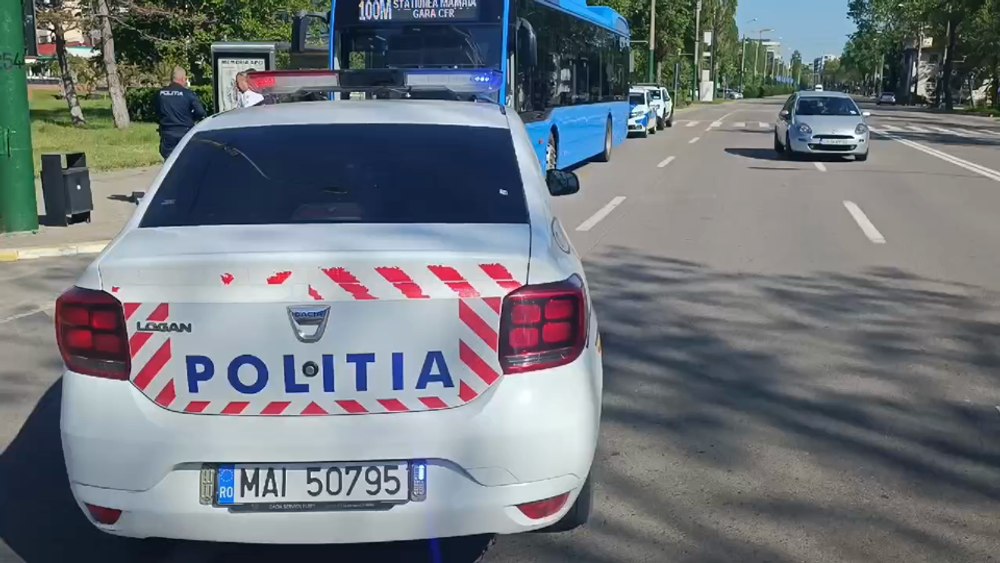 Autobuz devastat în stațiunea Mamaia de un bărbat extrem de violent. Martor: „Era probabil drogat, a făcut o criză” VIDEO
