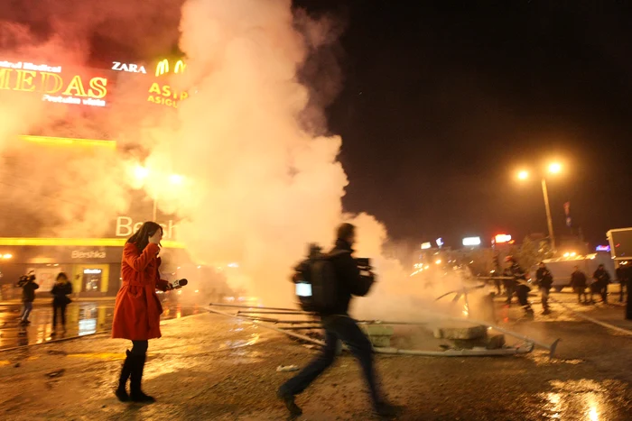 14 ianuarie 2012. Protestatarii violenți au incendiat mașini (Foto: Sever Gheorghe)