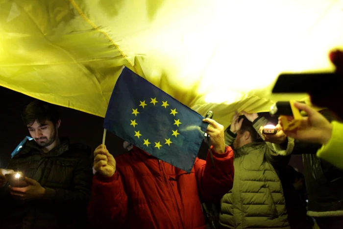 Un bărbat arată steagul UE în timpul unui protest faţă de Guvern, în Piaţa Victoriei din Bucureşti, în februarie 2017. FOTO Inquam / Liviu Florin Albei