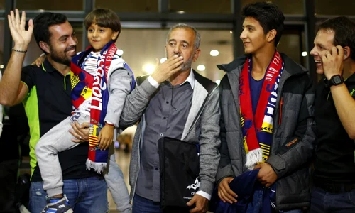 Soarta i a surâs lui Mohsen  Sirianul n ar fi ajuns niciodată atât de cunoscut şi nici antrenor de fotbal la Madrid dacă n ar fi fost "faultat" de jurnalista maghiară jpeg