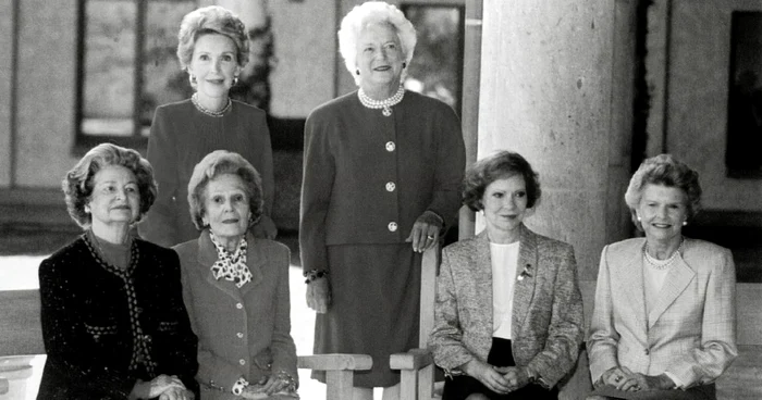 Prime Doamne ale SUA, în faţă, de la stânga la dreapta: Lady Bird Johnson, Pat Nixon, Rosalynn Carter, Betty Ford; sus, de la stânga la dreapta: Nancy Reagan şi Barbara Bush FOTO Wikipedia