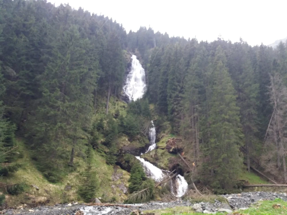 Cascada Văii Rele, una dintre cele mai spectaculoase din România. Traseul montan e de basm, drumul, de coşmar