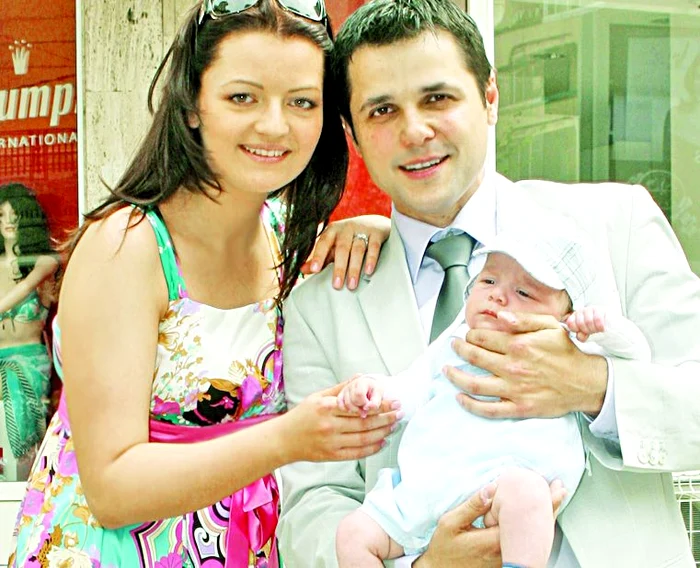 Maria şi Cove, aici pe vremea când erau fericiţi, la botezul băieţelului lor