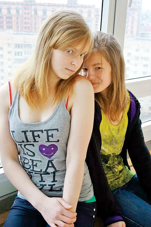 Cele două au crescut de mici într-un orfelinat din St Petersburg